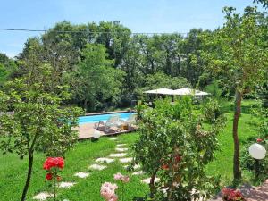 a backyard with a swimming pool and some trees at Pierotta Country House Arezzo in Laterina