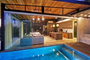 Casa con piscina y sala de estar en SELVA RESORT Ocean View Luxury Villas en Santa Teresa Beach