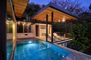 uma piscina no quintal de uma casa em SELVA RESORT Ocean View Luxury Villas em Santa Teresa