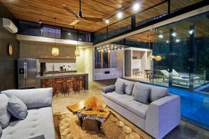 uma sala de estar com um sofá e uma mesa em SELVA RESORT Ocean View Luxury Villas em Santa Teresa