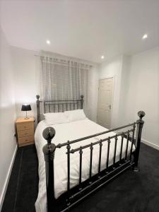 Un dormitorio con una cama grande y una ventana en Lovely 2 Bed Apt close to Silverburn Mall, en Glasgow