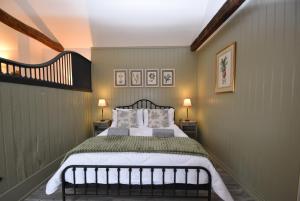 - une chambre avec un grand lit dans l'établissement Buttercup, à Rye