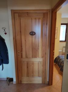 eine Holztür in einem Zimmer mit einem Bett in der Unterkunft APPARTERMENT LE BOIS DE FEES in Saint-Gervais-les-Bains