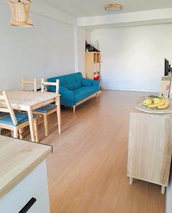 - un salon avec un canapé bleu et une table dans l'établissement Rincón del Atlántico, à Isla Cristina