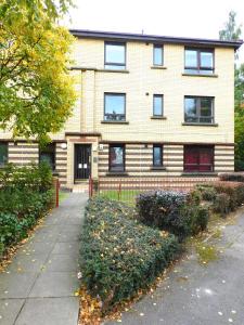 a building with a sidewalk in front of it at Charming 2 bed apt close to City and SEC Hydro in Glasgow