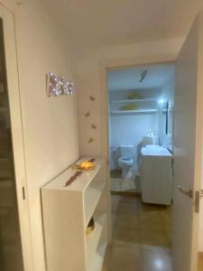 La salle de bains blanche est pourvue de toilettes et d'un lavabo. dans l'établissement TantraXtreme, à Aguatona
