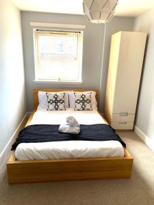a bedroom with a large bed with a hat on it at 2 Bedroom Apt in the Heart of the City Centre, perfect Location in Glasgow