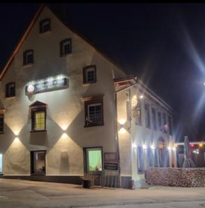 ein Gebäude mit einem Feuerwehrauto vor ihm in der Nacht in der Unterkunft Gasthaus zu den 7 Winden in Spaichingen