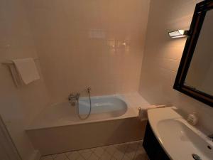 y baño con bañera y lavamanos. en Luxuriöse Design Wohnung im Barockschloss 110 m2, en Zeitlofs