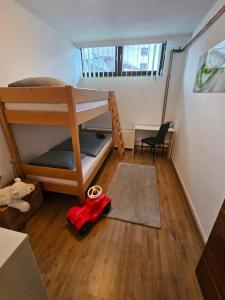 Zimmer mit einem Etagenbett und einem roten Spielzeugauto in der Unterkunft Apartment Zoya in Kranjska Gora