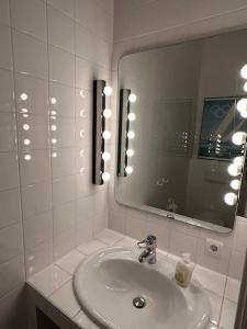uma casa de banho com um lavatório e um espelho em Luxuriöse Design Wohnung im Barockschloss 110 m2 em Zeitlofs