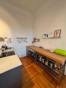 cocina con encimera de madera con ollas y sartenes en Luxuriöse Design Wohnung im Barockschloss 110 m2, en Zeitlofs
