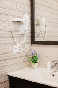 a bathroom with a sink and a mirror at Apartamentos Turisticos Mastil 16 P2 in Málaga