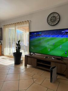 ein Wohnzimmer mit einem großen Flachbild-TV in der Unterkunft Villa Provençale Saint Maximin la sainte baume in Saint-Maximin-la-Sainte-Baume