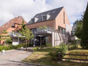 una casa in mattoni con tetto nero di Strandlust 21A Appartement a Wittdün