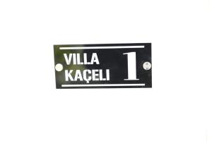 una señal que lee Villa Kazlez en Villa Kaceli en Berat