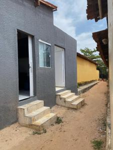 een huis met trappen naar een deur bij Suite MC in Jericoacoara