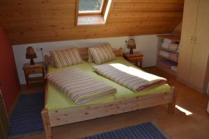 Bett in einem Zimmer mit zwei Kissen darauf in der Unterkunft Ferienhaus Waldenstein 1 in Wolfsberg