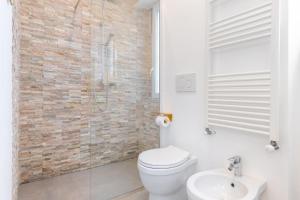 een badkamer met een toilet, een douche en een wastafel bij Loft Salgari in Turijn