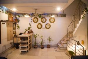 korytarz z zegarami na ścianie i schodach w obiekcie Sajjan Villa w mieście Udaipur