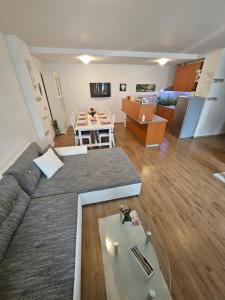 ein Wohnzimmer mit einem Sofa und einem Tisch in der Unterkunft Apartment Zoya in Kranjska Gora