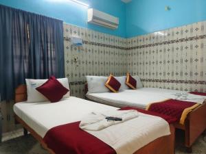 Una cama o camas en una habitación de Sri Kanya Residency, Srikalahasti