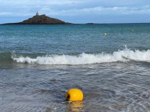 ein gelber Ball im Wasser am Strand in der Unterkunft Kartier chambre deluxe in Plouguenast