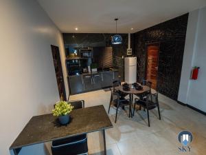 Luxury Sky Residence Double Bedroom في باراماريبو: مطبخ وغرفة طعام مع طاولة وكراسي