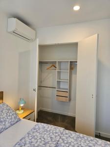 1 dormitorio con cama y armario en Tui Nest Garden Unit, en Silverdale