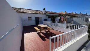 Un balcon sau o terasă la Espírito Azul Guest House - Rooms To Rent, 2 minutes walking from the beach, Marina and our Dive Center