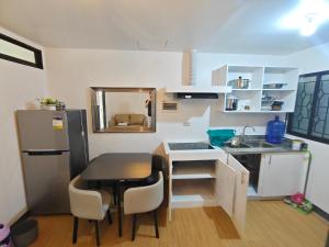 una pequeña cocina con mesa y una pequeña cocina con fregadero en Cebu Urban Deca Homes B8 412 en Mandaue City