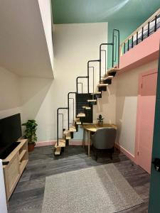 Habitación con escalera, escritorio y mesa. en Cozy En-suite Loft in Trendy Local en Londres