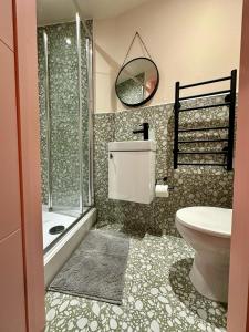 y baño con aseo, lavabo y espejo. en Cozy En-suite Loft in Trendy Local en Londres