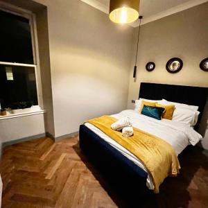 Un pat sau paturi într-o cameră la 1 bed Apt in West End