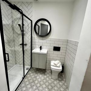 1 bed Apt in West End في غلاسكو: حمام مع مرحاض ومغسلة ومرآة