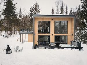 Una casa nella neve nella neve di Le Grand Pic Foyer Spa & plaisir a Saint Come