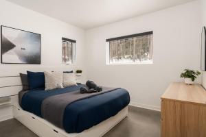 una camera da letto con un grande letto con una coperta blu di Le Grand Pic Foyer Spa & plaisir a Saint Come