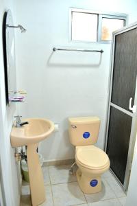 La salle de bains est pourvue de toilettes et d'un lavabo. dans l'établissement Casa Vieja Hotel y Restaurante, à San Lorenzo