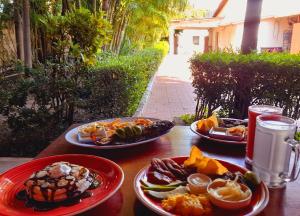 drewniany stół z talerzami żywności w obiekcie Casa Vieja Hotel y Restaurante w mieście San Lorenzo