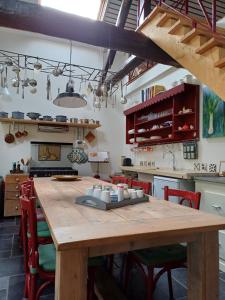 cocina con mesa de madera y sillas en Inne Schuur, en Vlodrop