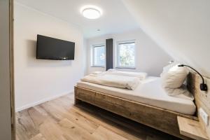 ein Schlafzimmer mit einem Bett und einem TV an der Wand in der Unterkunft Smart Resorts Diamant 713 in Winterberg