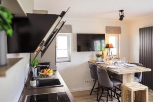 uma cozinha com uma mesa e uma cozinha com uma bancada em Smart Resorts Topas 301 em Winterberg