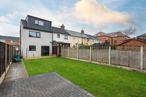 a house with a yard with a fence at M1 M62 Lofthouse, Wakefield - Off Road Parking, Self Check-in, Wi-Fi, En-suite & Smart TV in Every Bedroom - Families, Contractors, Long Stays in Wakefield