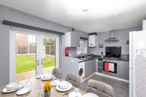 a kitchen and dining room with a table and chairs at M1 M62 Lofthouse, Wakefield - Off Road Parking, Self Check-in, Wi-Fi, En-suite & Smart TV in Every Bedroom - Families, Contractors, Long Stays in Wakefield