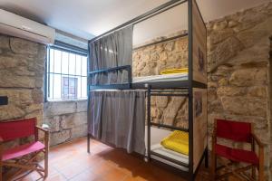 Lliteres en una habitació de Albergue Santiago de Caminha