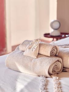 a pile of towels sitting on top of a bed at Cascina Mima - Monferrato in Quargnento