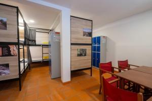 una sala da pranzo con tavolo e frigorifero di Albergue Santiago de Caminha a Caminha