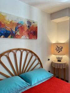 a bedroom with a bed and a painting on the wall at SOLEMARE in Palau