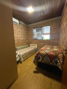 Schlafzimmer mit einem Bett und einem Fenster in der Unterkunft Rancho in Santa Maria