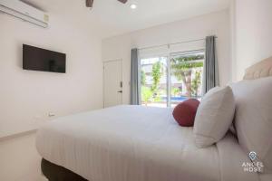 Un dormitorio blanco con una cama grande y una ventana en Downtown Room with Pool BBQ and Near all the Hotspots en La Paz